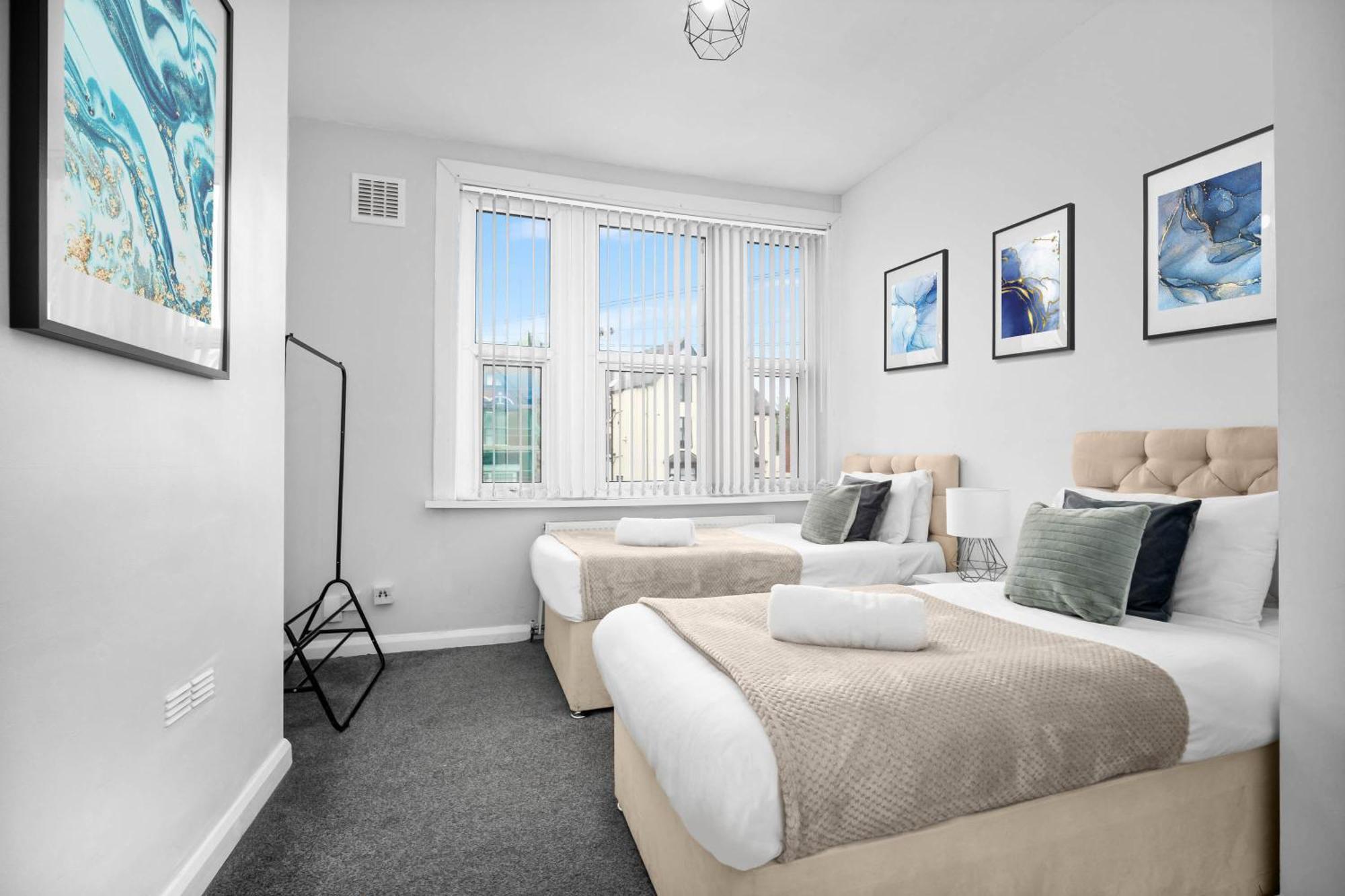 Two Bedroom Apartment - Single Beds - Accommodates 3 - Street Parking - Top Rated -Wbb 웨스트브로미치 외부 사진