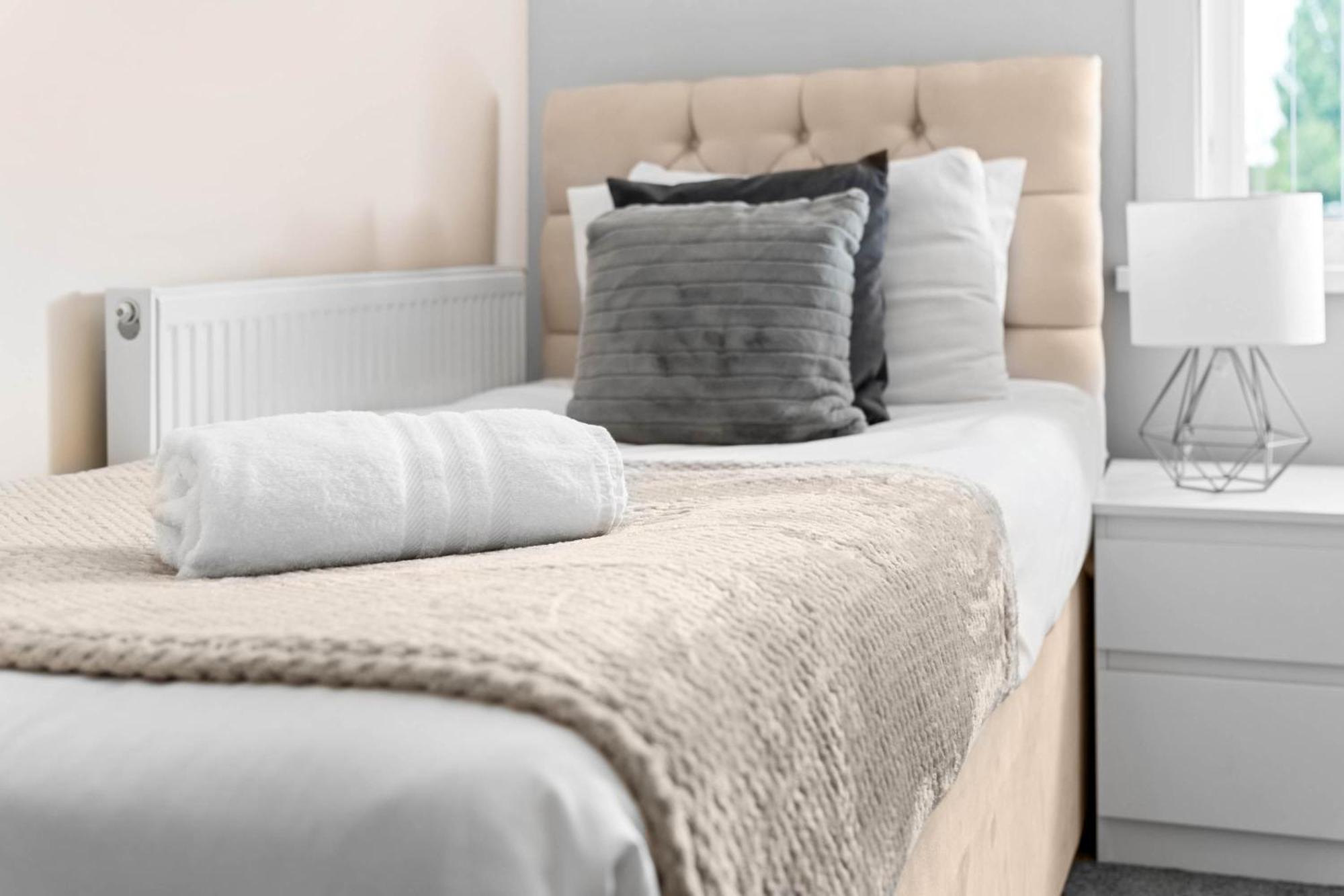 Two Bedroom Apartment - Single Beds - Accommodates 3 - Street Parking - Top Rated -Wbb 웨스트브로미치 외부 사진