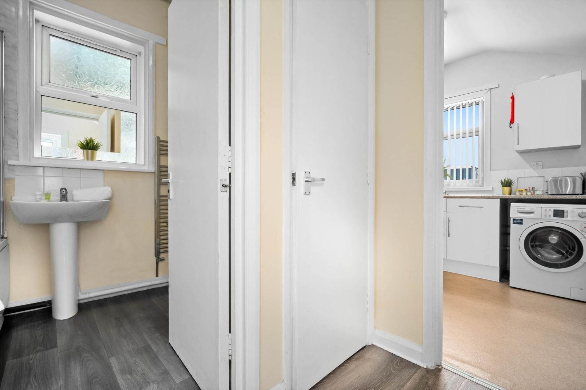 Two Bedroom Apartment - Single Beds - Accommodates 3 - Street Parking - Top Rated -Wbb 웨스트브로미치 외부 사진