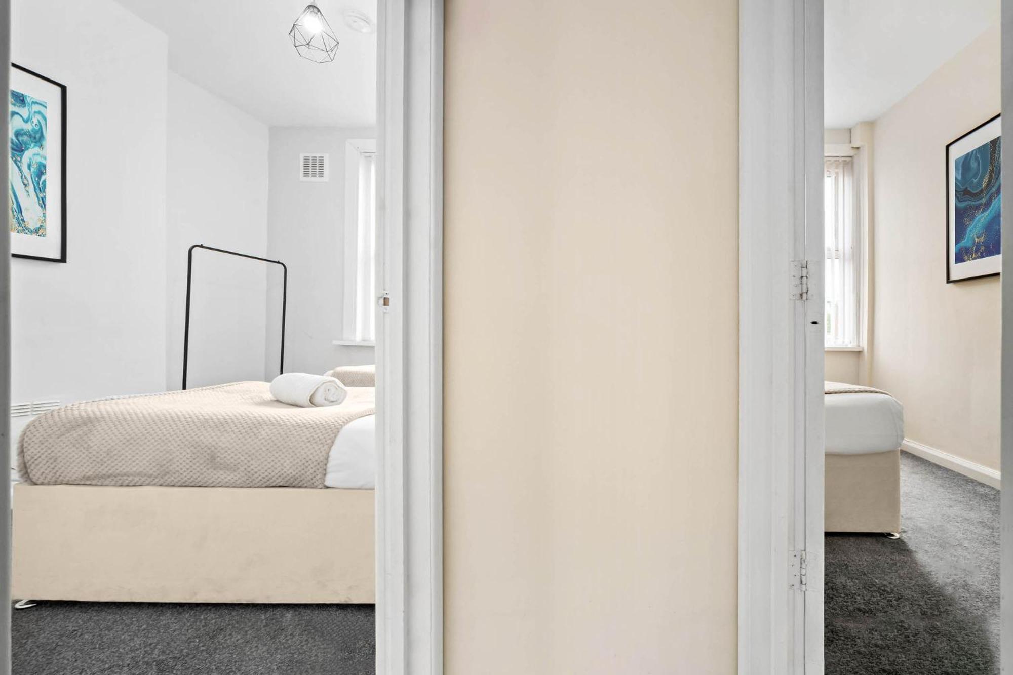 Two Bedroom Apartment - Single Beds - Accommodates 3 - Street Parking - Top Rated -Wbb 웨스트브로미치 외부 사진