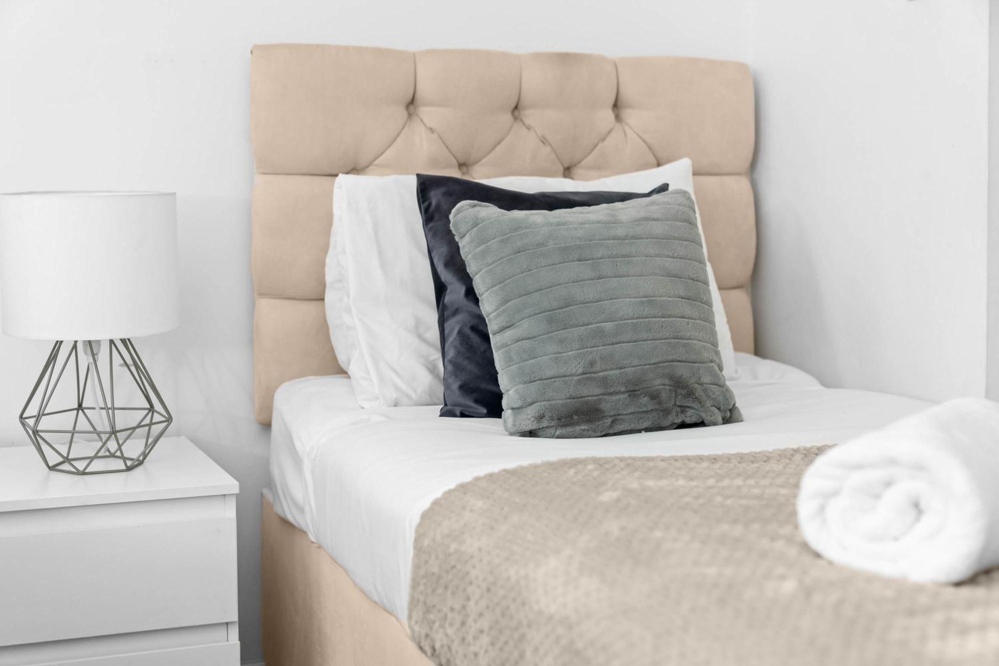 Two Bedroom Apartment - Single Beds - Accommodates 3 - Street Parking - Top Rated -Wbb 웨스트브로미치 외부 사진