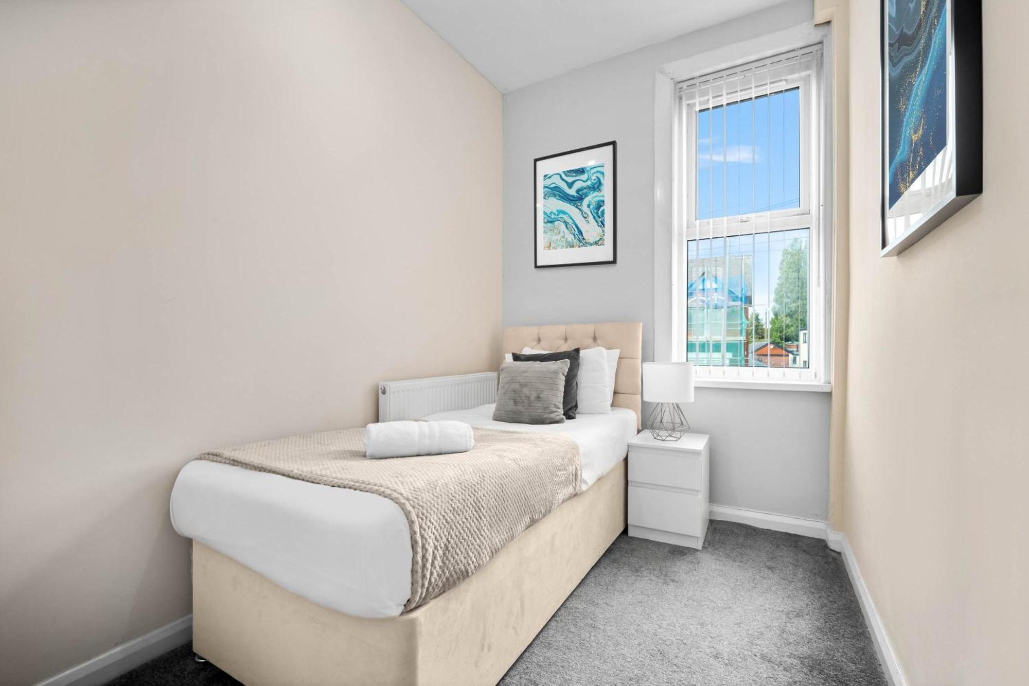 Two Bedroom Apartment - Single Beds - Accommodates 3 - Street Parking - Top Rated -Wbb 웨스트브로미치 외부 사진