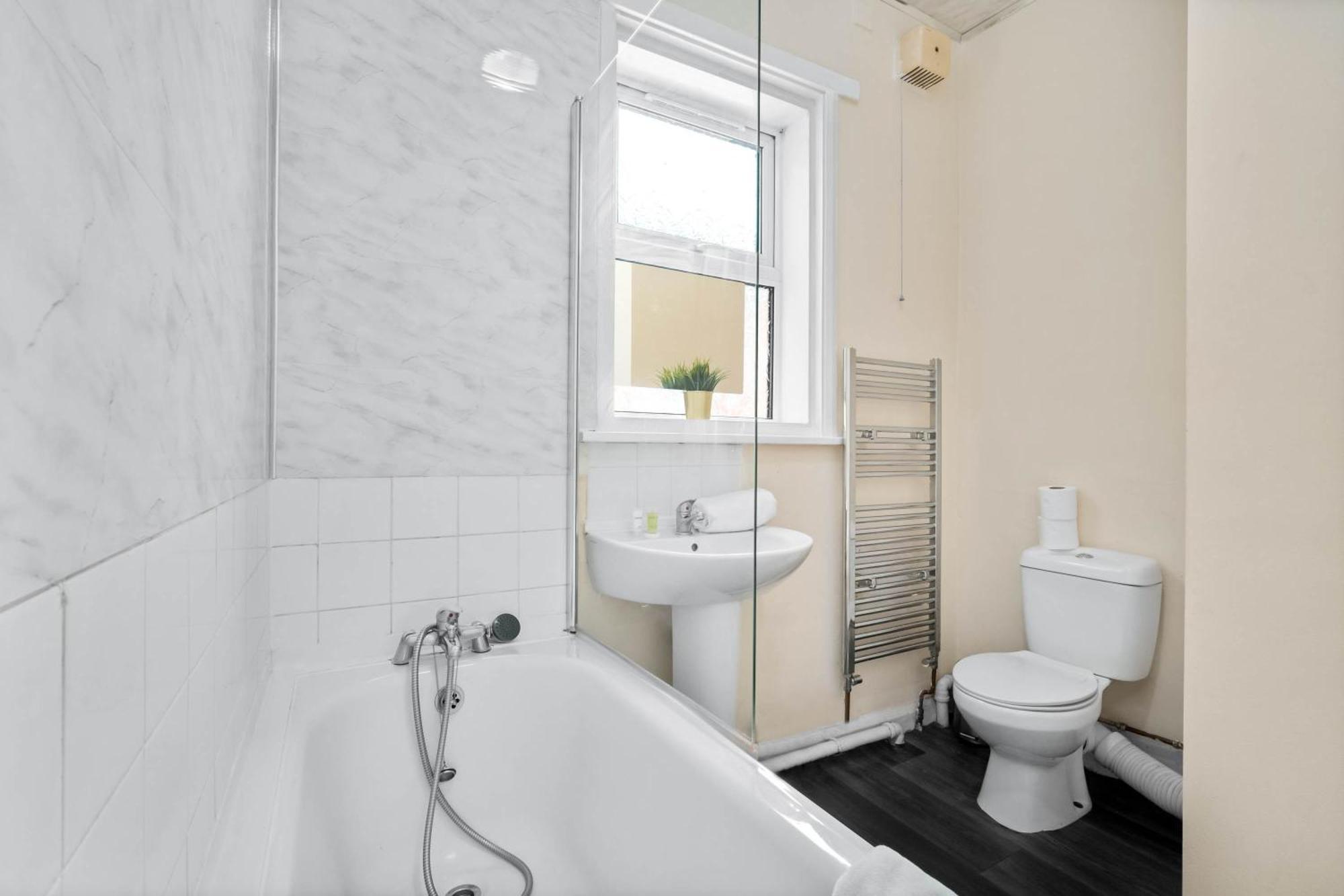 Two Bedroom Apartment - Single Beds - Accommodates 3 - Street Parking - Top Rated -Wbb 웨스트브로미치 외부 사진