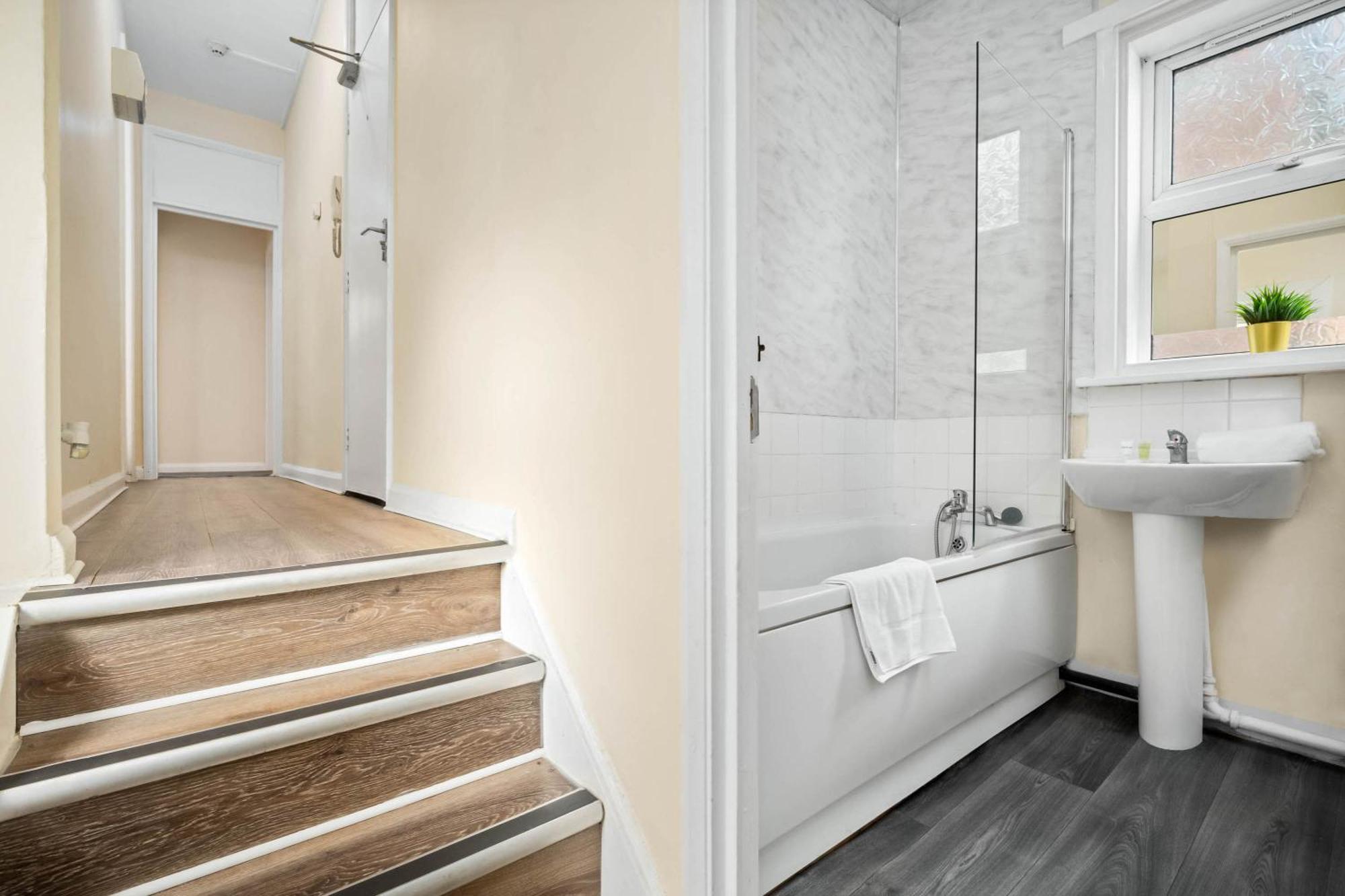 Two Bedroom Apartment - Single Beds - Accommodates 3 - Street Parking - Top Rated -Wbb 웨스트브로미치 외부 사진