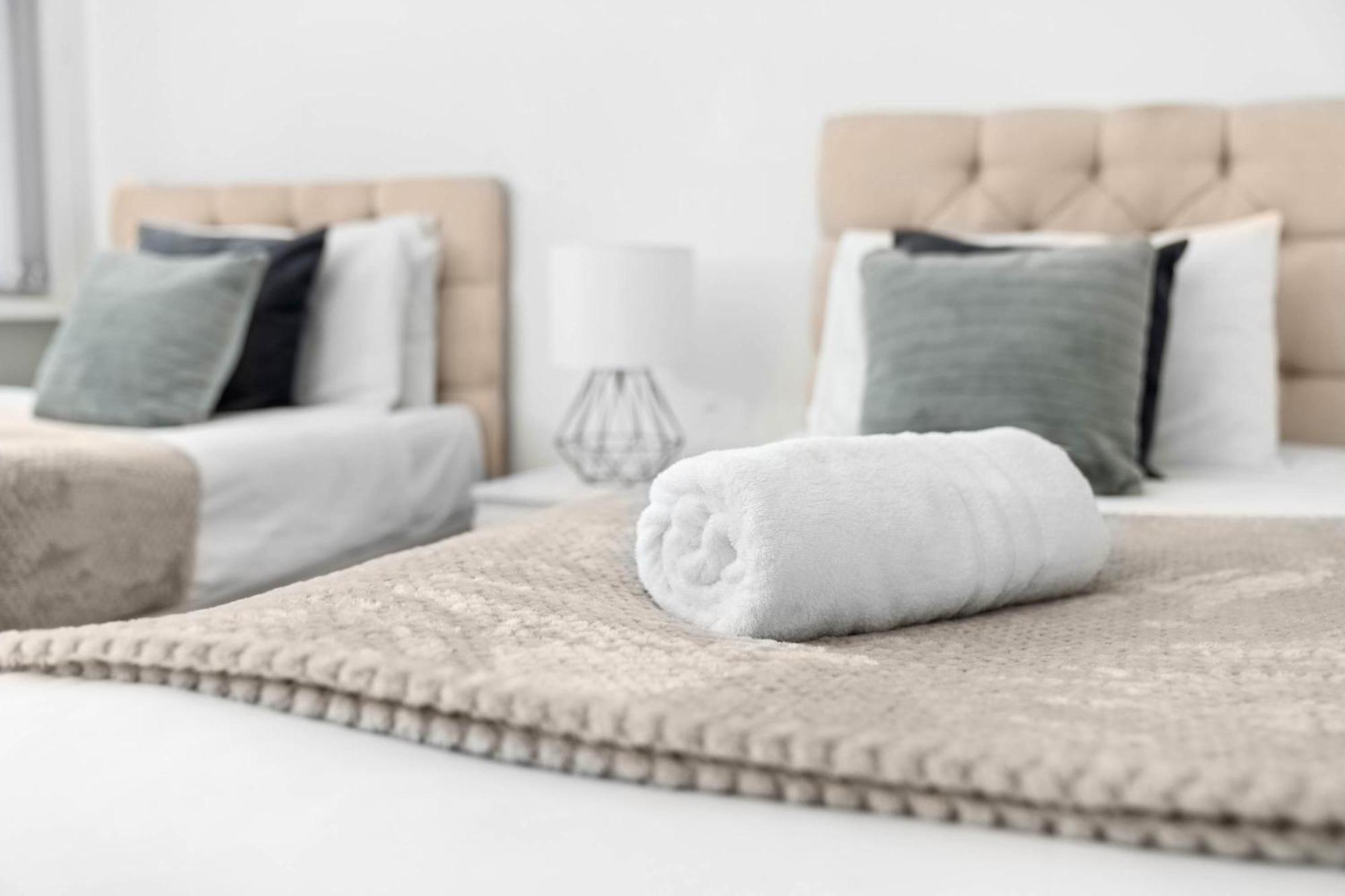 Two Bedroom Apartment - Single Beds - Accommodates 3 - Street Parking - Top Rated -Wbb 웨스트브로미치 외부 사진