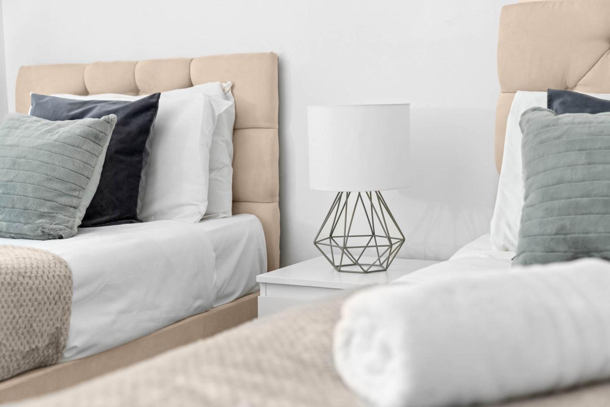 Two Bedroom Apartment - Single Beds - Accommodates 3 - Street Parking - Top Rated -Wbb 웨스트브로미치 외부 사진